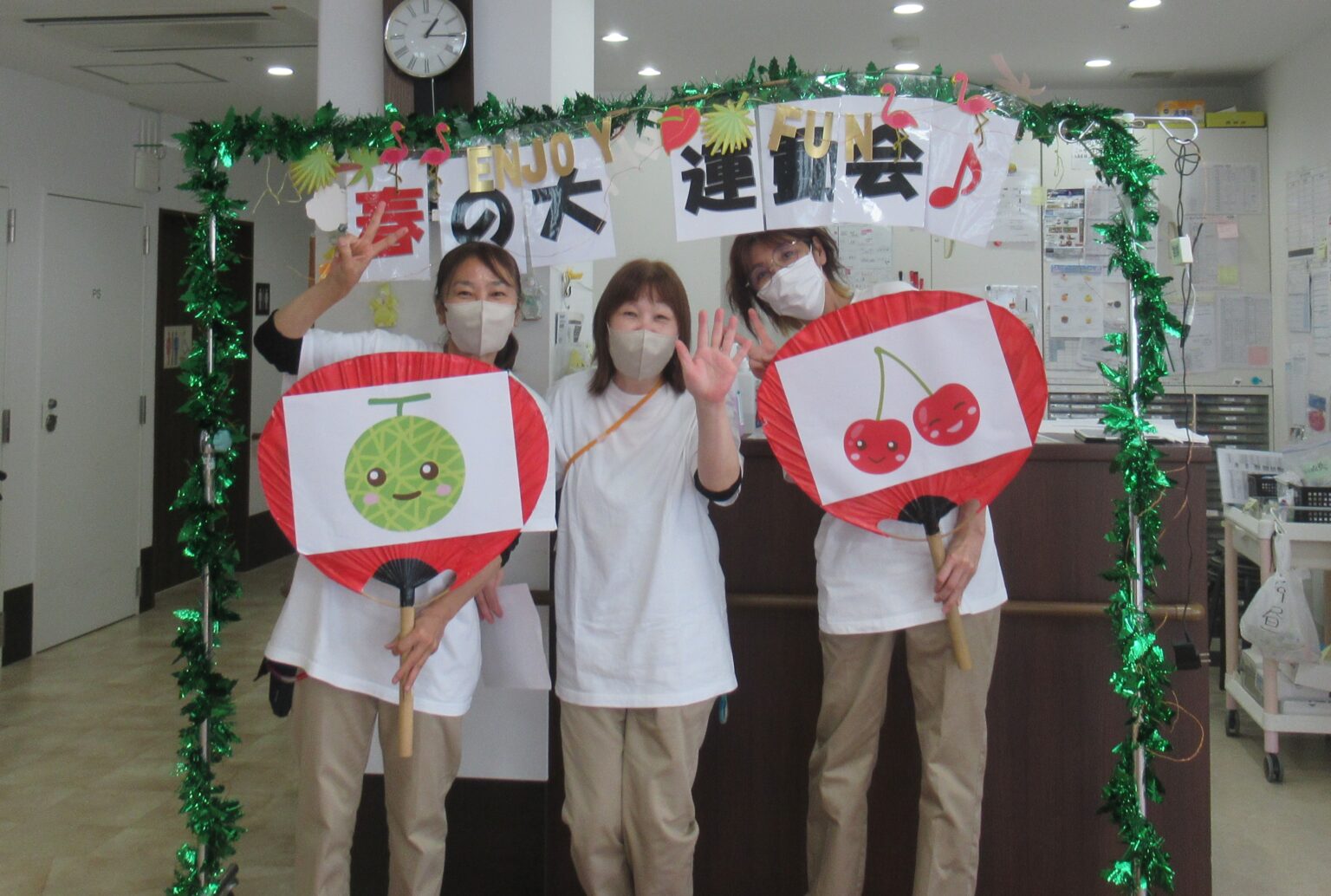 職員による季節行事・夏祭りの装飾と笑顔のスタッフ記念写真